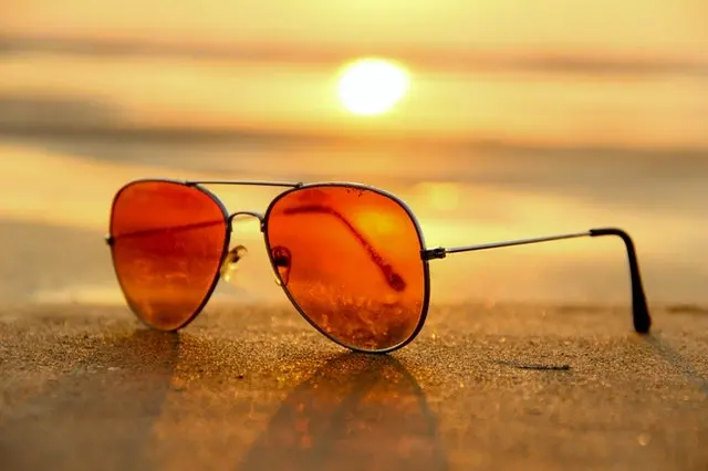 Cum alegi ochelarii de soare astfel încât să fii sigur că purtarea lor nu îţi afectează vederea